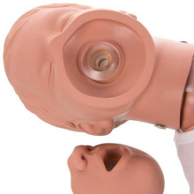 Kyle™ Gyermek újraélesztési baba - 3 éves