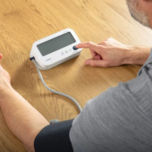 OMRON M3 Comfort AFib felkaros vérnyomásmérő adapterrel