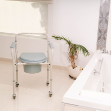 Összecsukható szoba WC kerekekkel, 115kg-ig